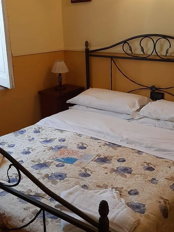 *** Pensión Hotel Pignatelli Napoli Italia