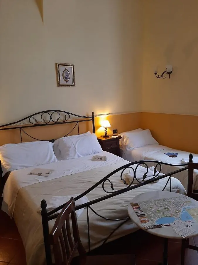 Hotel Pignatelli Napoli 3*, Nápoles